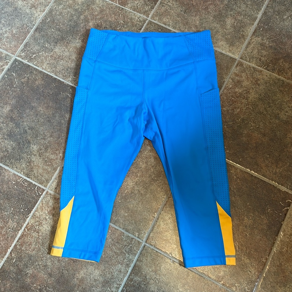 Brooks method 1/2 crop running tights. Size L